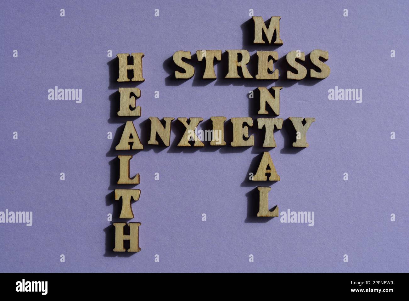 Mental, Santé, anxiété, stress, mots en lettres de l'alphabet en bois en forme de mots croisés isolés sur le fond Banque D'Images