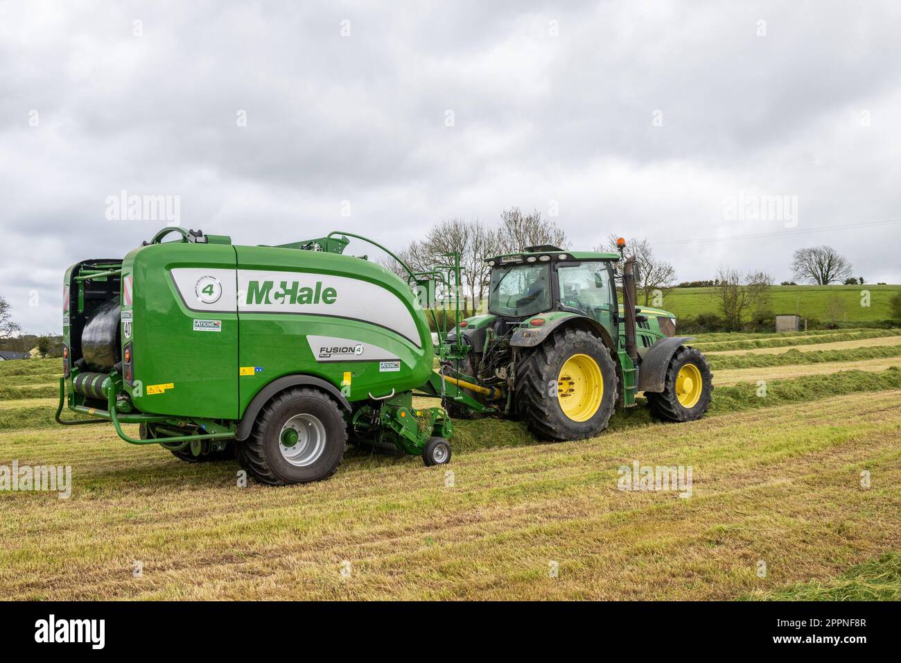 Timoleague, West Cork, Irlande. 24th avril 2023. Richard Fleming, de Fleming Agricultural Contractors LTD, utilise une toute nouvelle presse Fusion 4 et un tracteur John Deere 6150R pour l'ensilage de Finbarr Griffin, producteur laitier basé à Timoleague. Crédit : AG News/Alay Live News. Banque D'Images