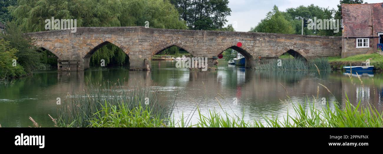 RADCOT, OXFORDSHIRE, Royaume-Uni - 02 JUILLET 2008 : vue panoramique du pont de Newbridge au-dessus de la Tamise Banque D'Images