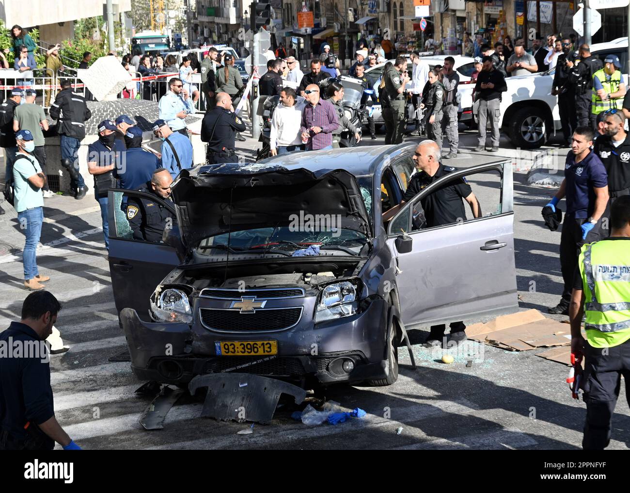 Jérusalem, Israël. 24th avril 2023. La police israélienne entoure une voiture utilisée lundi dans une attaque terroriste de grande ampleur près du marché de Mahane Yehuda à Jérusalem, à 24 avril 2023. Le chauffeur palestinien de Jérusalem-est, Hatem Nejimu, 59 ans, marié et père de cinq, a fait entrer la voiture dans des piétons, blessant au moins cinq personnes. Il a été tué par un civil israélien sur la scène.photo par Debbie Hill/ Credit: UPI/Alay Live News Banque D'Images