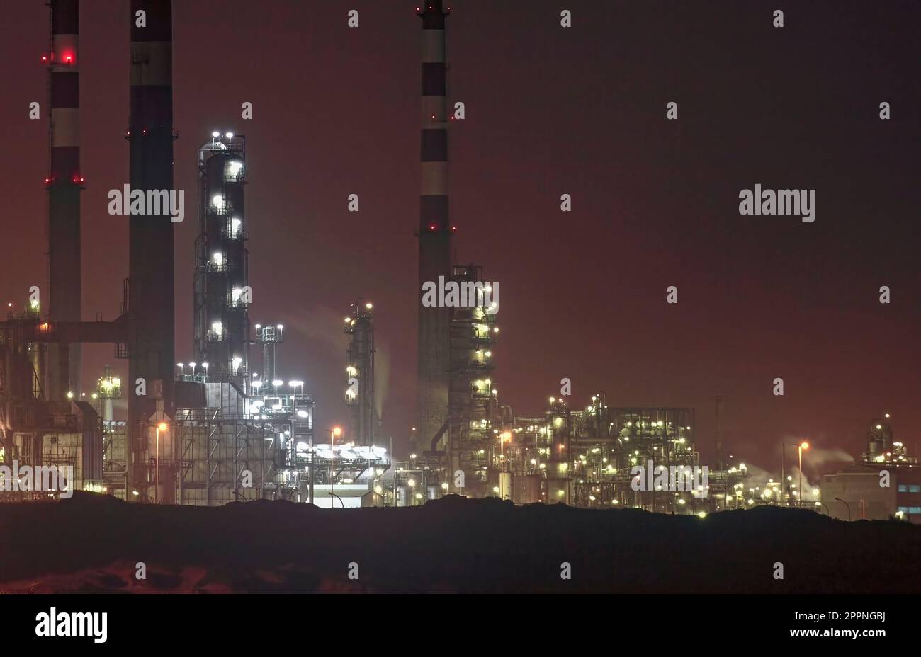 Panorama d'une partie d'une grande raffinerie de pétrole la nuit Banque D'Images