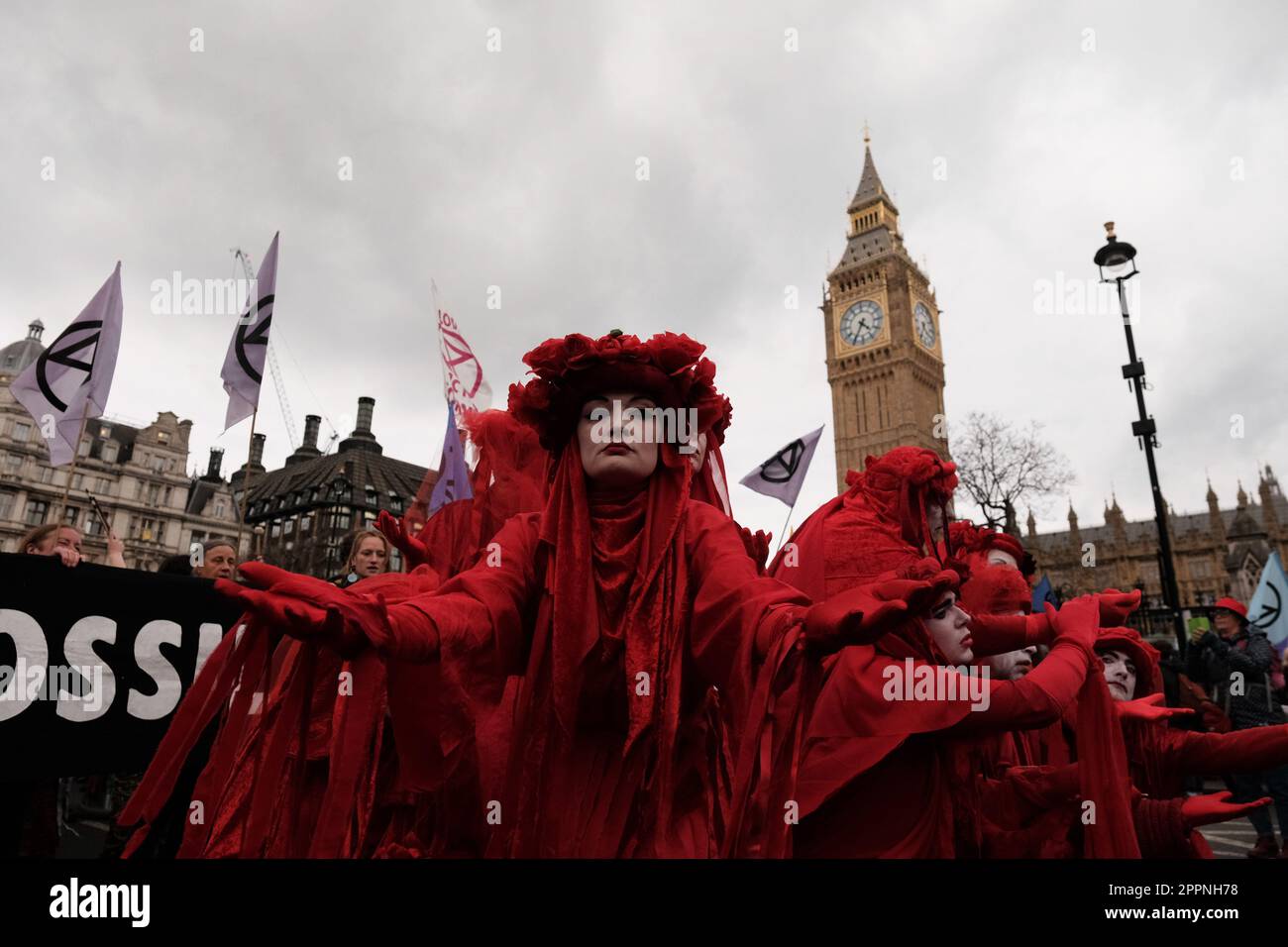 Londres, Royaume-Uni. 23 AVRIL 2023. La Brigade de la rébellion rouge se produit alors que les gens pickent le Parlement après une marche sur l'arrêt des combustibles fossiles qui se termine à waterloo au quartier général de la carapace au cours du dernier jour d'une campagne de 4 jours où 180 groupes, dont Greenpeace, War on Want, extinction Rebellion, Friends of the Earth, Le syndicat PCS et Global Justice, qui représentent aujourd’hui des millions de membres, descendent dans la rue ensemble dans ce que l’on appelle « le Big One ». De plus en plus de ces groupes vont poser un défi direct au gouvernement : accepter de répondre à deux nouvelles demandes d'urgence avant notre date limite - ou s'attendre à ce que nous nous restions à la hauteur Banque D'Images