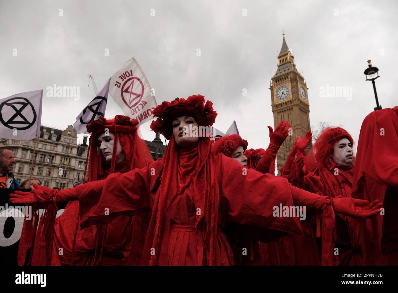 Londres, Royaume-Uni. 23 AVRIL 2023. La Brigade de la rébellion rouge se produit alors que les gens pickent le Parlement après une marche sur l'arrêt des combustibles fossiles qui se termine à waterloo au quartier général de la carapace au cours du dernier jour d'une campagne de 4 jours où 180 groupes, dont Greenpeace, War on Want, extinction Rebellion, Friends of the Earth, Le syndicat PCS et Global Justice, qui représentent aujourd’hui des millions de membres, descendent dans la rue ensemble dans ce que l’on appelle « le Big One ». De plus en plus de ces groupes vont poser un défi direct au gouvernement : accepter de répondre à deux nouvelles demandes d'urgence avant notre date limite - ou s'attendre à ce que nous nous restions à la hauteur Banque D'Images