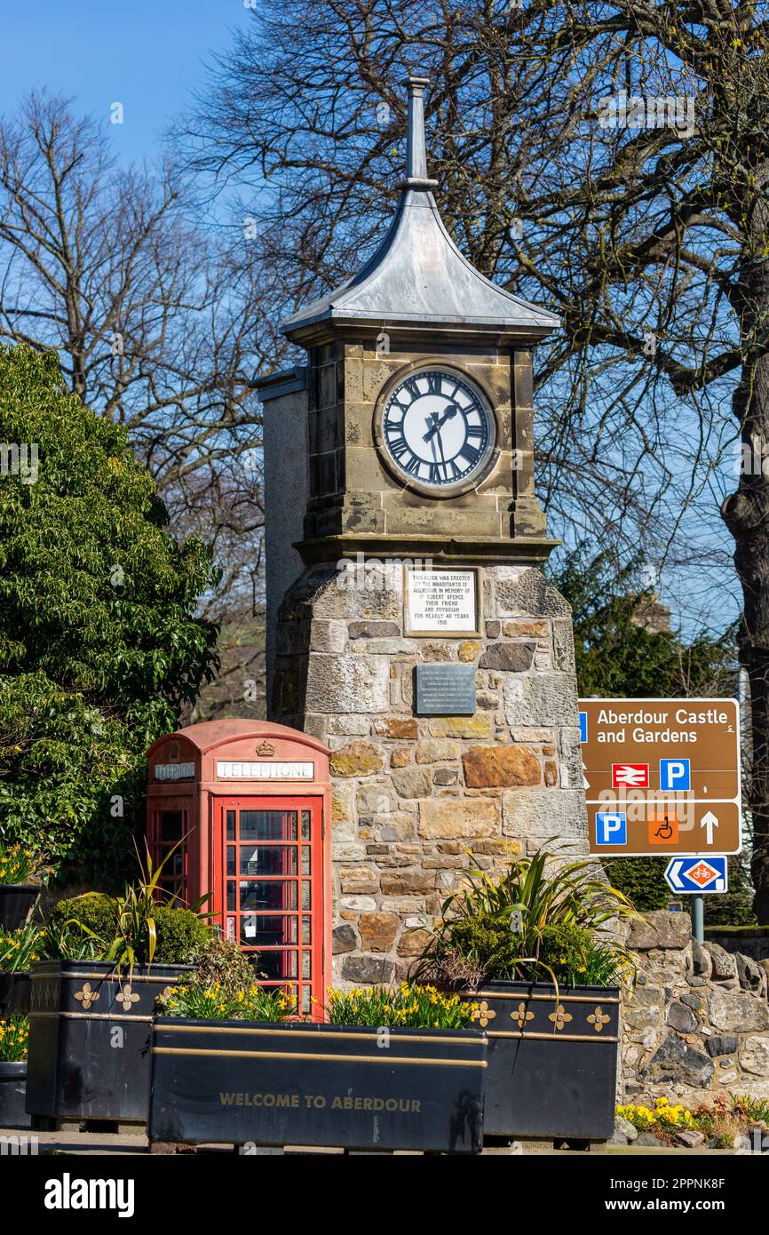 Aberdour horloge de la ville et ancienne boîte de téléphone rouge à côté de la gare d'Aberdour, Fife, Écosse Banque D'Images