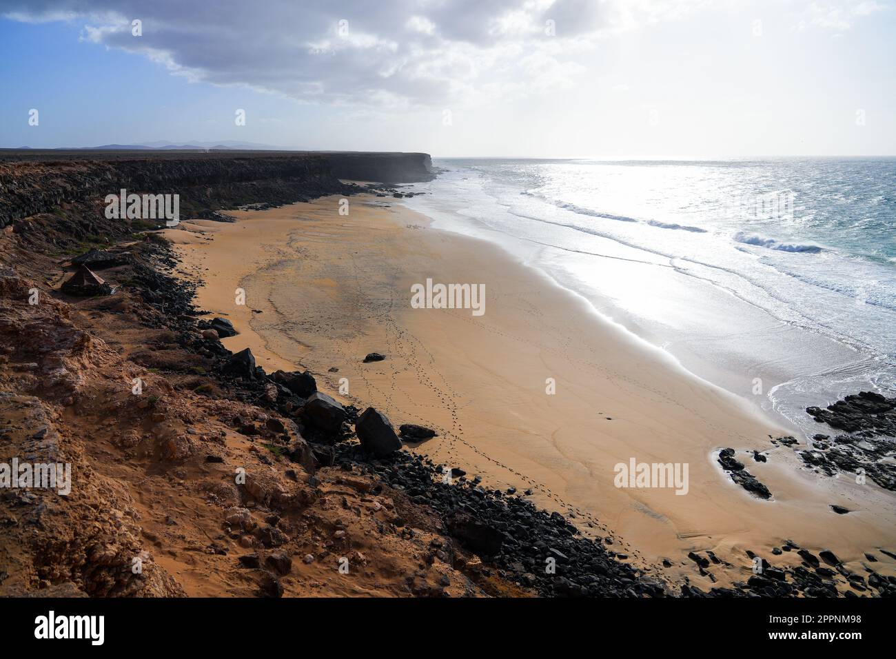 Piedra playa ('Stone Beach') près du village d'El Cotillo dans le nord de Fuerteventura dans les îles Canaries, Espagne - longue plage de sable entouré b Banque D'Images