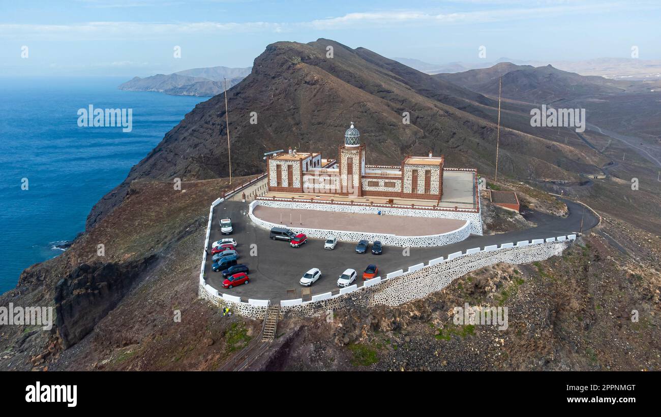 Vue aérienne du phare de Punta la Entallada surplombant l'océan Atlantique sur Fuerteventura dans les îles Canaries, Espagne Banque D'Images