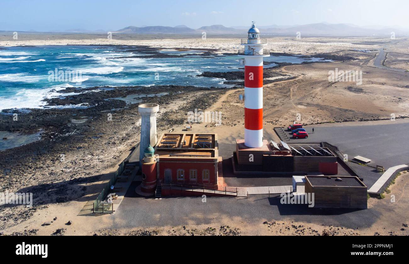 Vue aérienne du phare d'El Toston sur la côte nord de Fuerteventura dans les îles Canaries, Espagne - lanterne rouge et blanche tour faci Banque D'Images