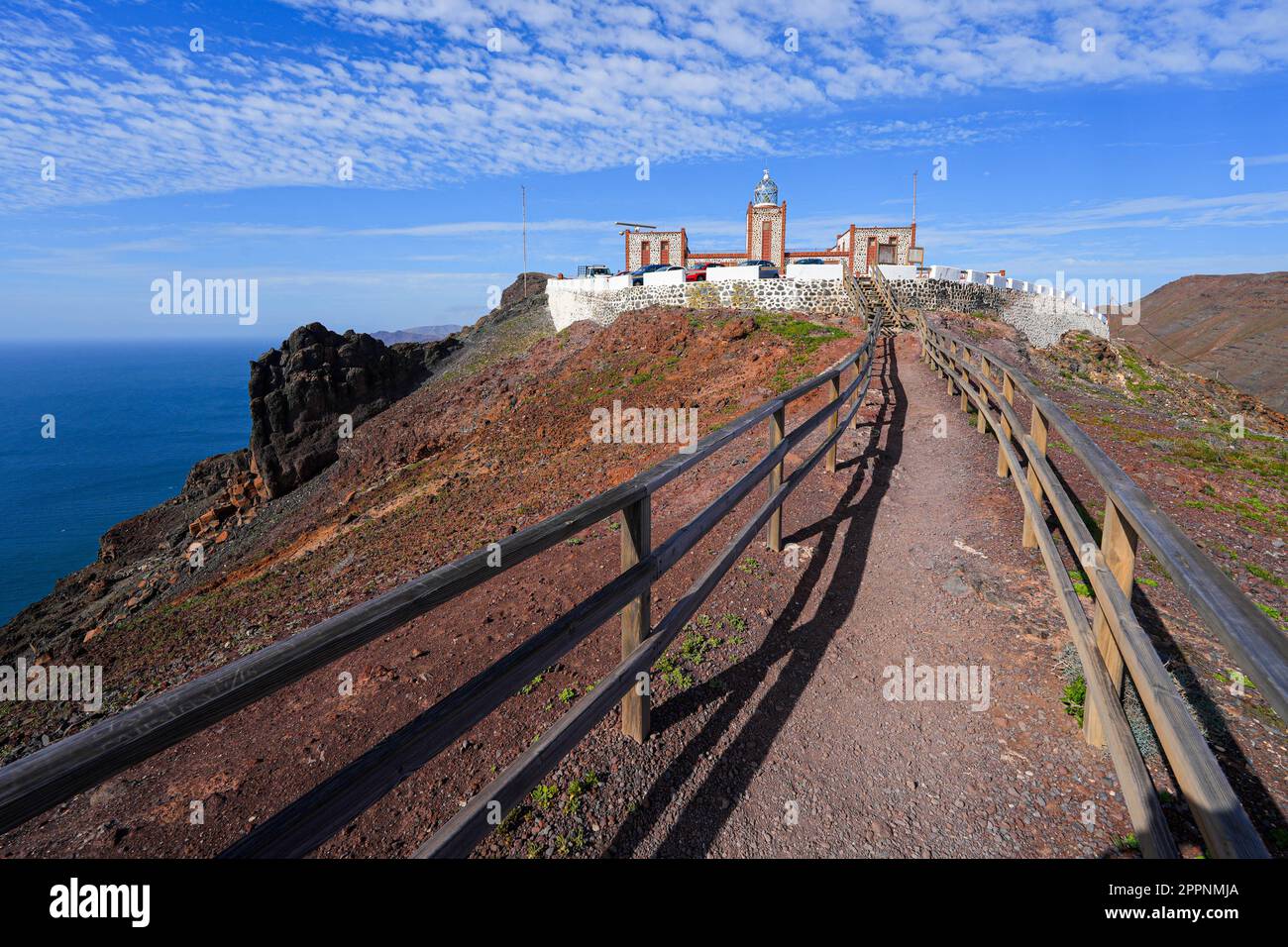 Sentier pédestre avec des mains courantes menant au phare de Punta la Entallada au sommet d'une falaise surplombant l'océan Atlantique sur Fuerteventura in Banque D'Images