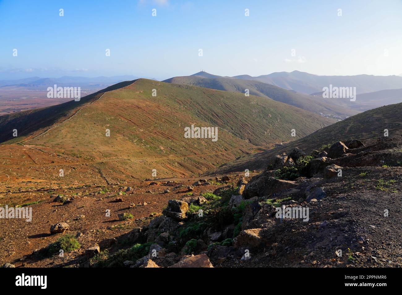 Vue panoramique sur la vallée centrale de l'île de Fuerteventura depuis le Mirador de Morro Velosa dans le parc rural de Betancuria, îles Canaries, Espagne Banque D'Images
