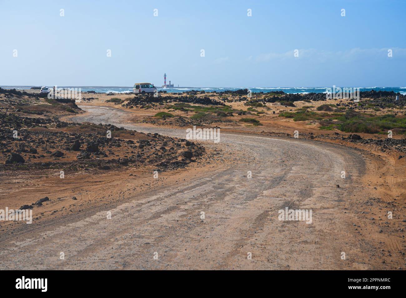 Route de terre sinueuse suivant la côte atlantique menant au phare d'El Toston sur la côte nord de Fuerteventura dans les îles Canaries, Banque D'Images