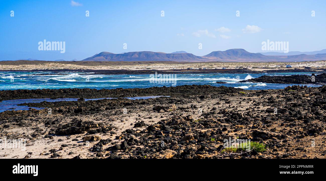 Caleta del Marrajo, une baie venteuse sur la côte nord de Fuerteventura dans les îles Canaries, Espagne - paysage désertique près de l'océan Atlantique Banque D'Images