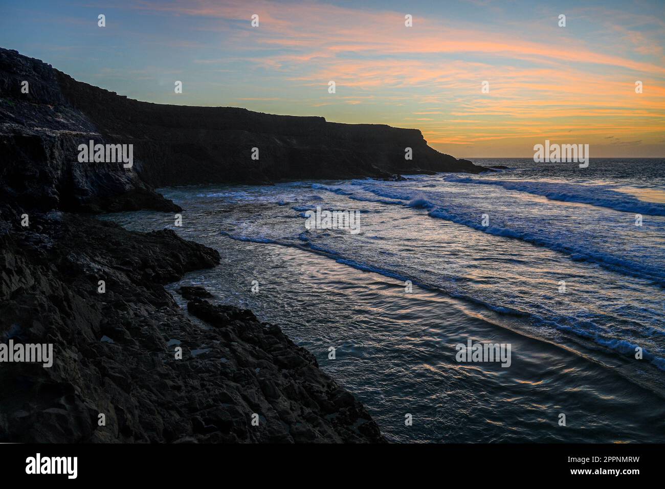 Coucher de soleil sur les falaises au sud de Puertito de los Molinos, un petit village de pêcheurs sur la côte ouest de l'île de Fuerteventura dans les îles Canaries, à Banque D'Images