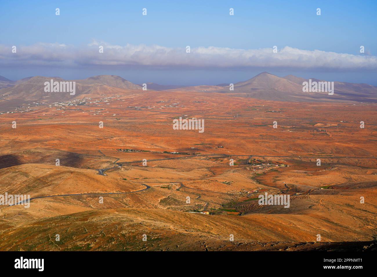Vue panoramique sur la vallée centrale de l'île de Fuerteventura depuis le Mirador de Morro Velosa dans le parc rural de Betancuria, îles Canaries, Espagne Banque D'Images