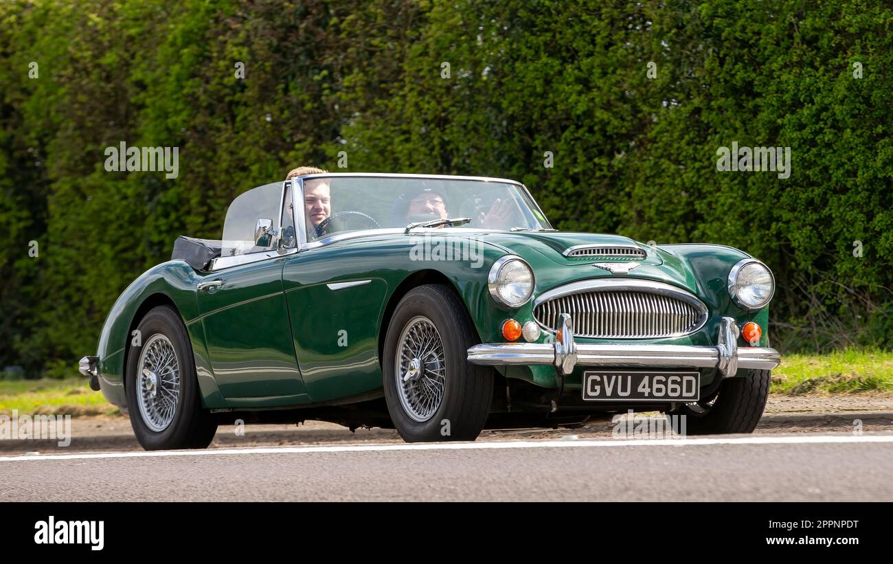 Bicester, Oxon, Royaume-Uni - 23 avril 2023. 1966 AUSTIN HEALEY ROADSTER voiture lassique sur une route de campagne anglaise Banque D'Images