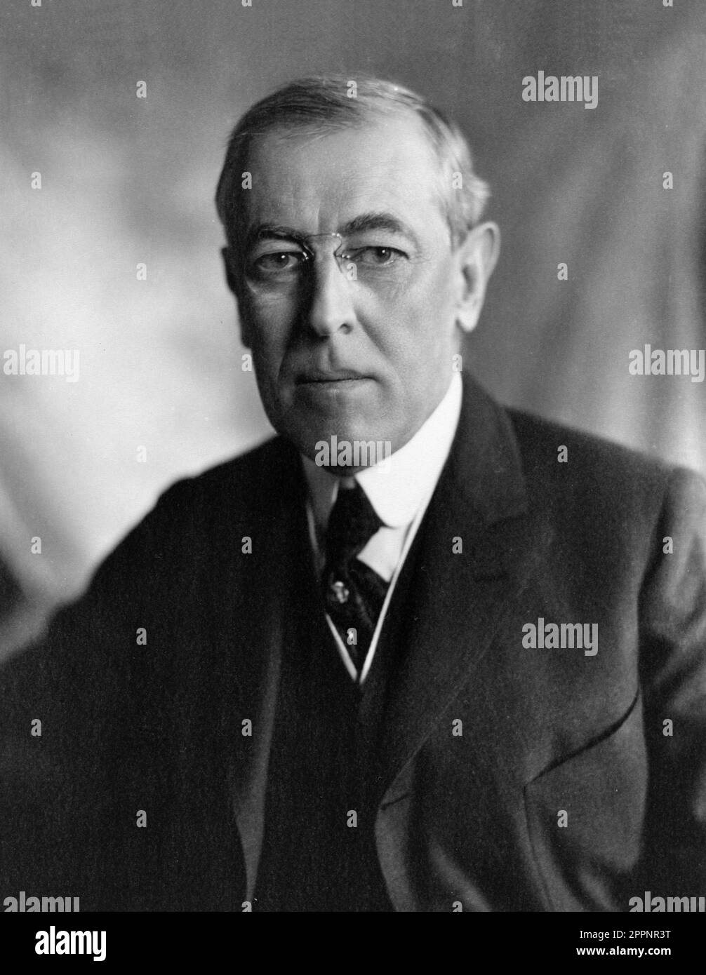 Woodrow Wilson (1856-1924). Portrait du président des États-Unis de 28th, Thomas Woodrow Wilson, par Harris et Ewing, c. 1912 Banque D'Images Woodrow Wilson (1856-1924). Portrait du président des États-Unis de 28th, Thomas Woodrow Wilson, par Harris et Ewing, c. 1912 Banque D'Images