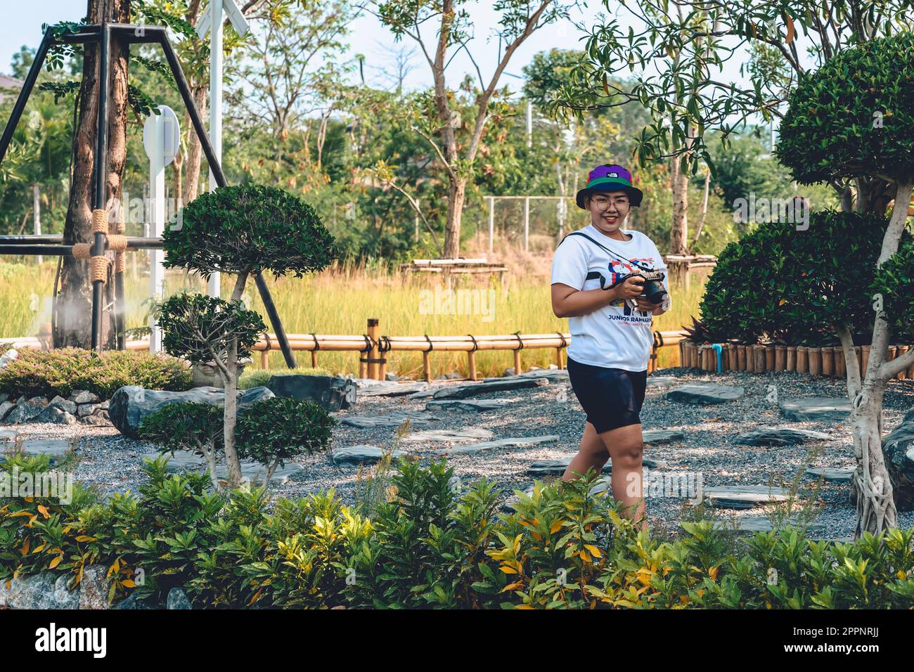 KANCHANABURI -THAÏLANDE, MARS 30 ,2023 : touristes non identifiés viennent visiter et prendre des photos avec restaurant et café avec un beau jardin décoré Banque D'Images
