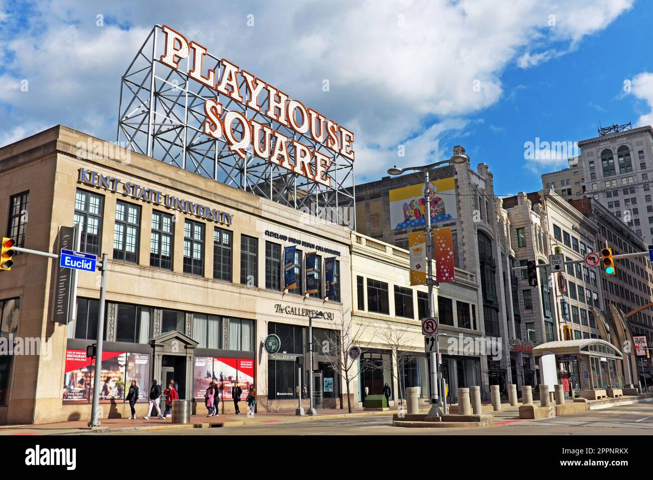 Les gens marchent le long de l'avenue Euclid dans le quartier théâtre de Playhouse Square dans le centre-ville de Cleveland, Ohio, États-Unis sur 15 février 2023. Banque D'Images