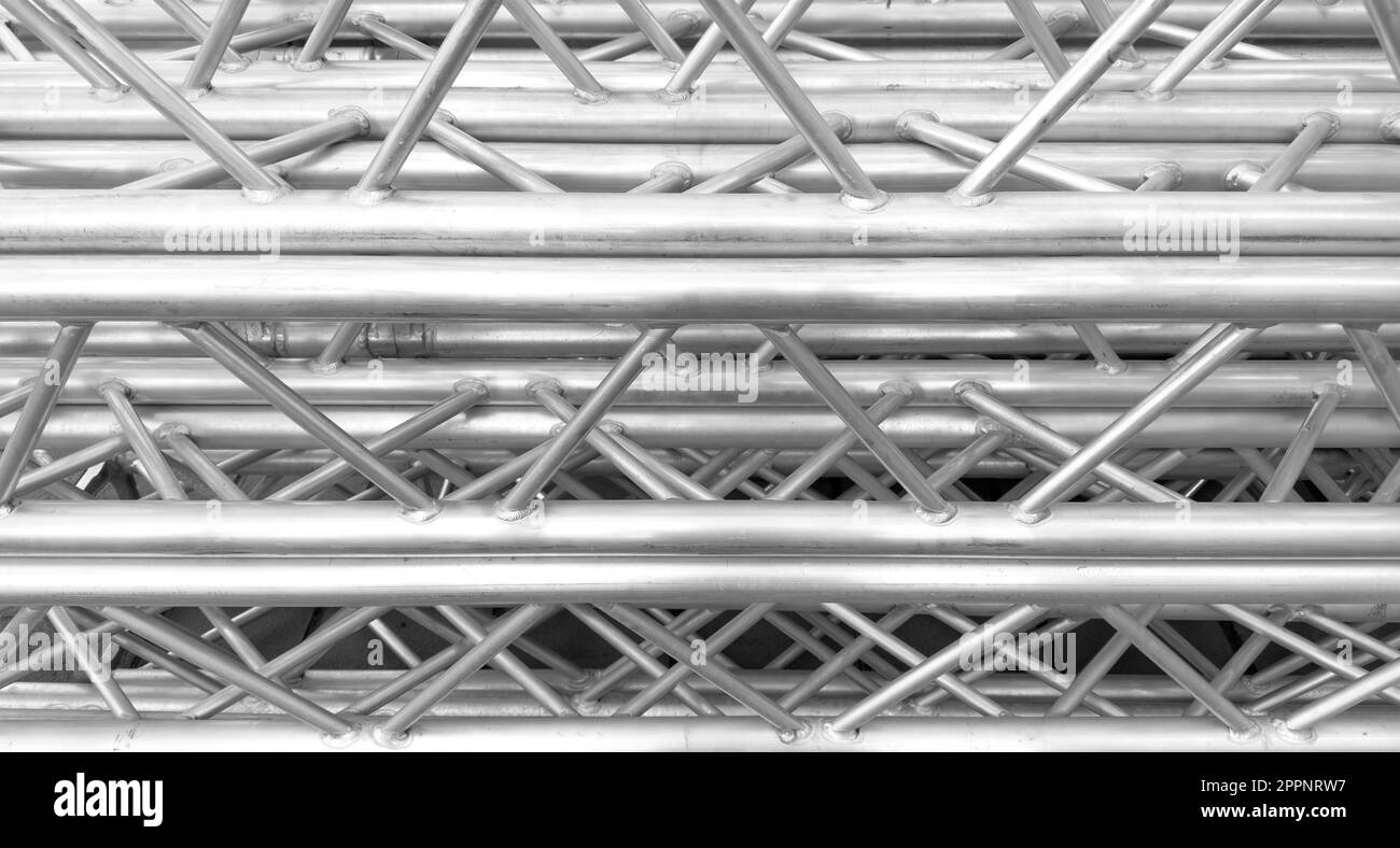 Fabrication de profilés en aluminium. Formes structurelles en aluminium métallique. Texture des profils d'aluminium pour les constructions. Usine de constructions en aluminium Banque D'Images