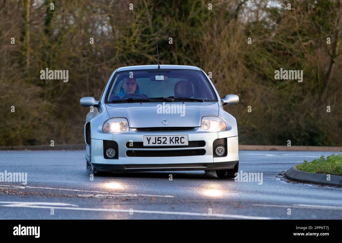 Stony Stratford, Bucks, Royaume-Uni, janvier 1st 2023. 2002 voiture à hayon Renault Clio argent Banque D'Images