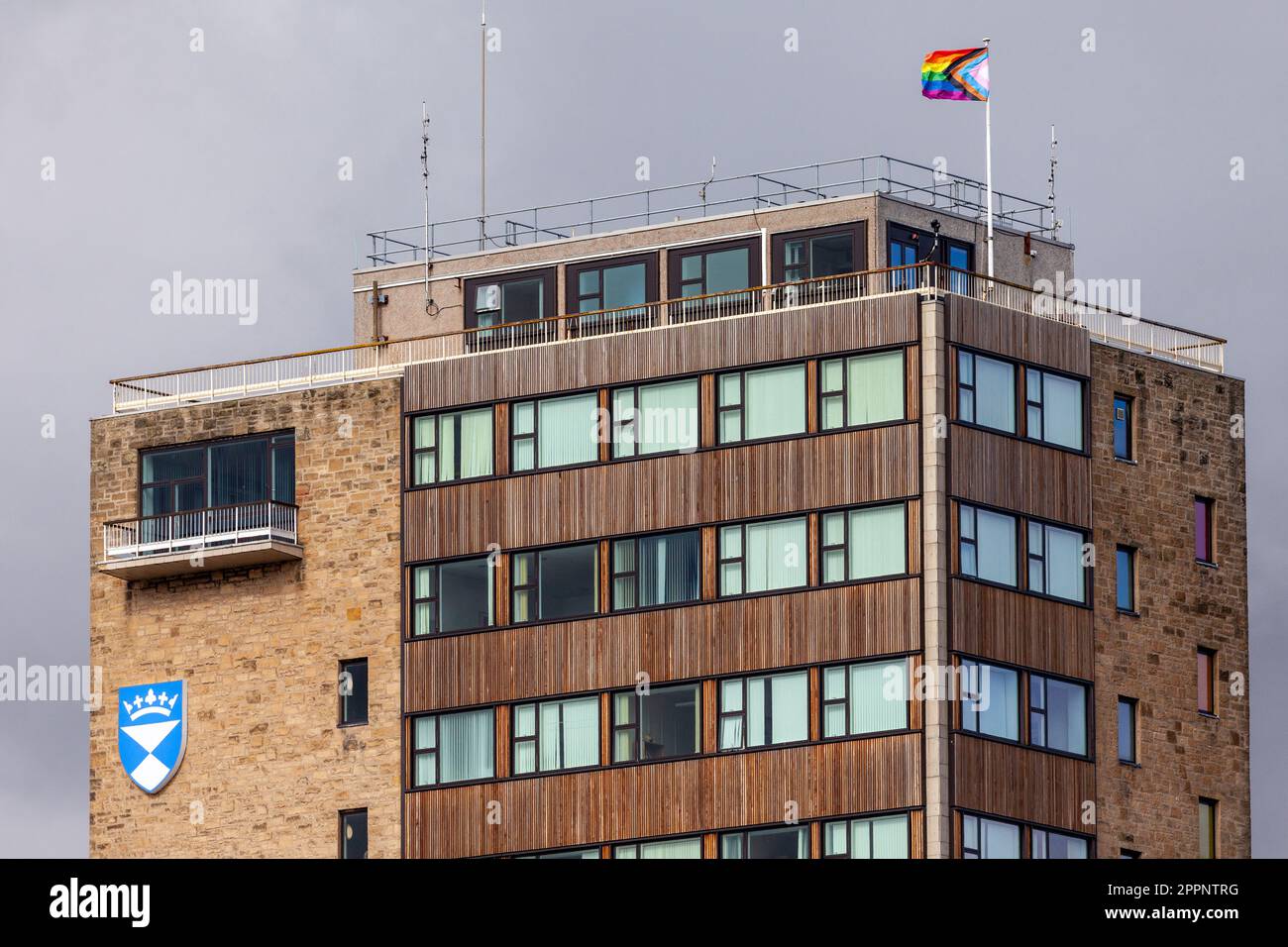 Le drapeau de la fierté survolant l'université de Dundee Banque D'Images
