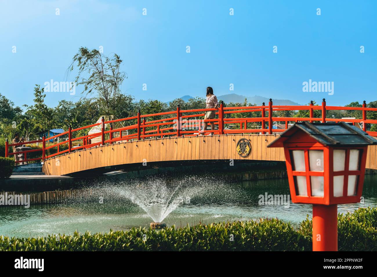 KANCHANABURI -THAÏLANDE, AVRIL 1 ,2023 : touristes non identifiés viennent visiter et prendre des photos avec restaurant et café avec un beau jardin décoré Banque D'Images