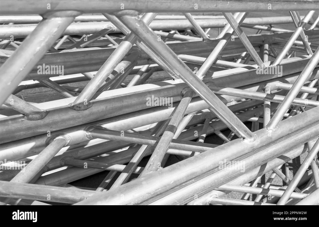 Fabrication de profilés en aluminium. Formes structurelles en aluminium métallique. Texture des profils d'aluminium pour les constructions. Usine de constructions en aluminium Banque D'Images
