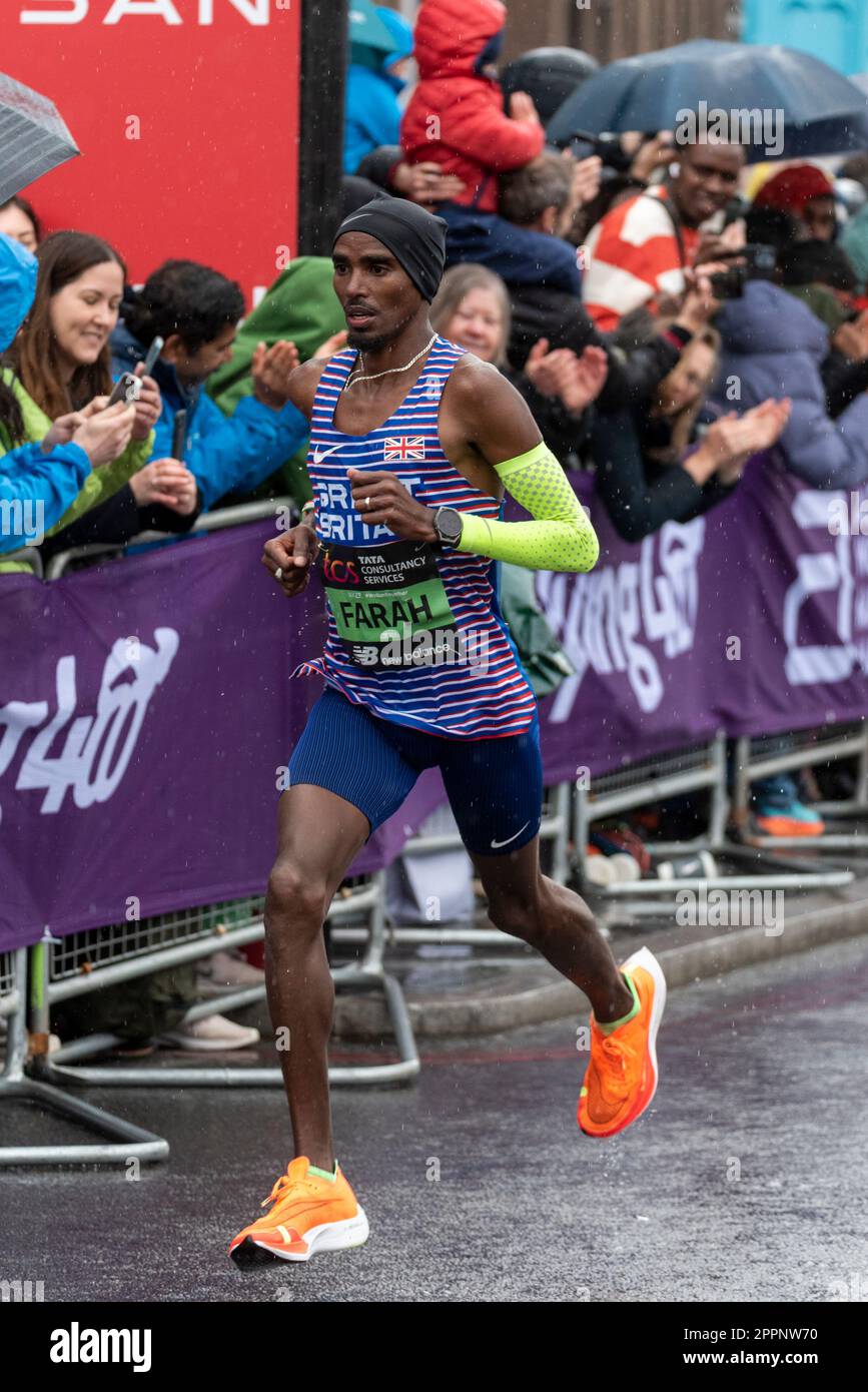 Sir Mo Farah participe au TCS London Marathon 2023 en passant par Tower Hill, Londres, Royaume-Uni. Dernier marathon de Londres pour Mo Farah Banque D'Images