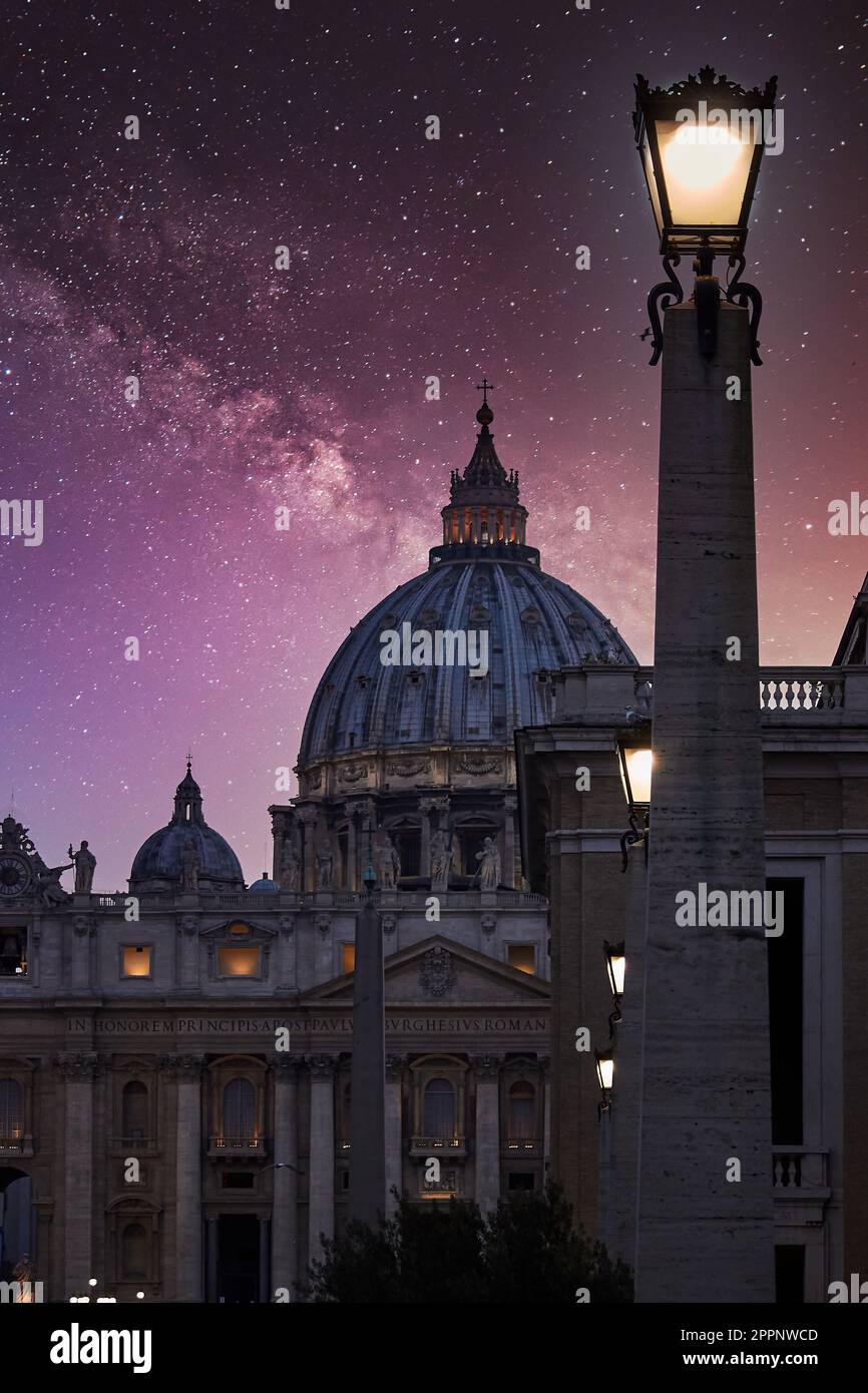 Piazza san Pietro in Roma, le cielo drammatico al tramonto rende l'atmosfera surreale, facendo risaltare l'iconica Architettura della piazza. Banque D'Images