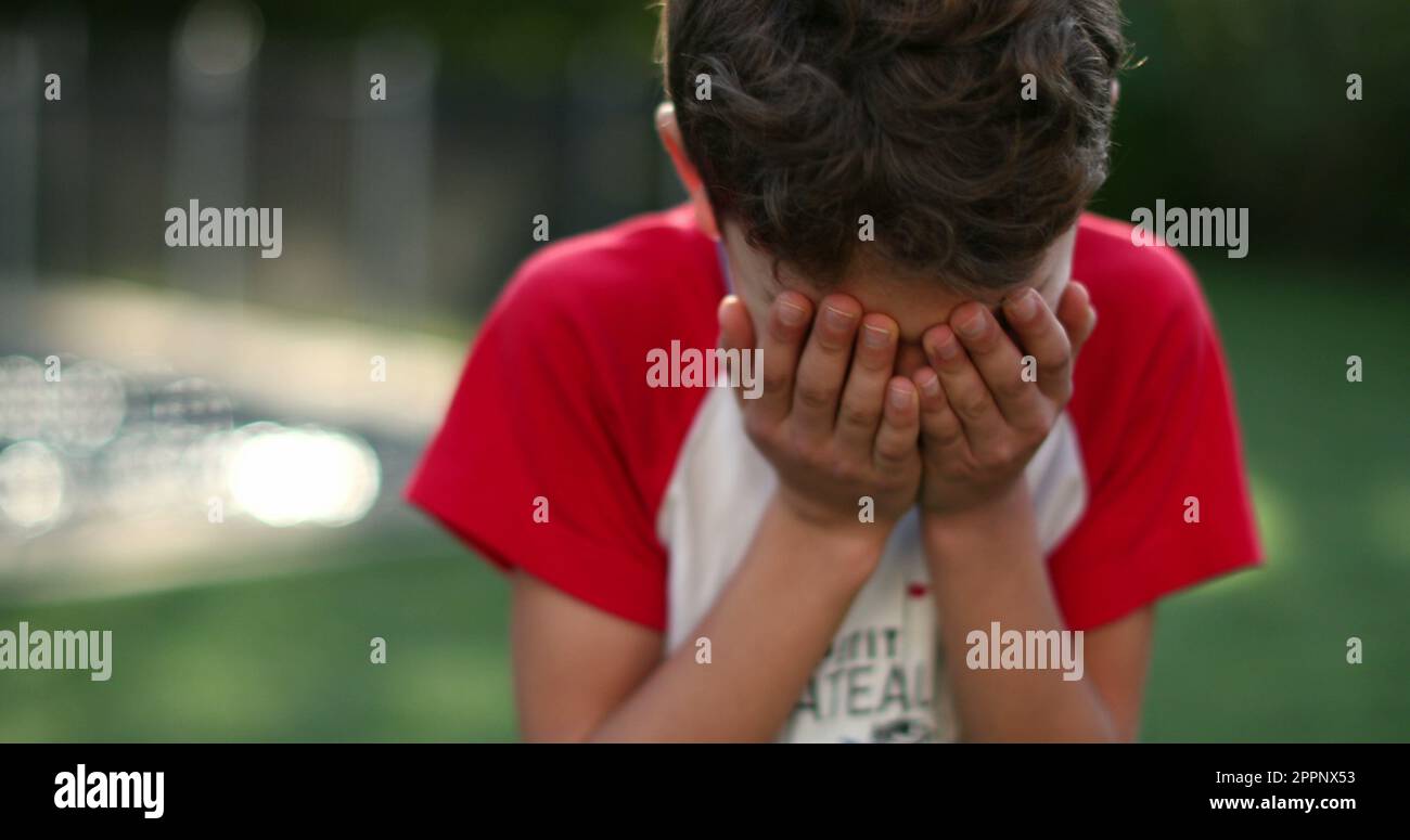 Enfant changeant les émotions, allant de heureux à bouleversé et triste Banque D'Images