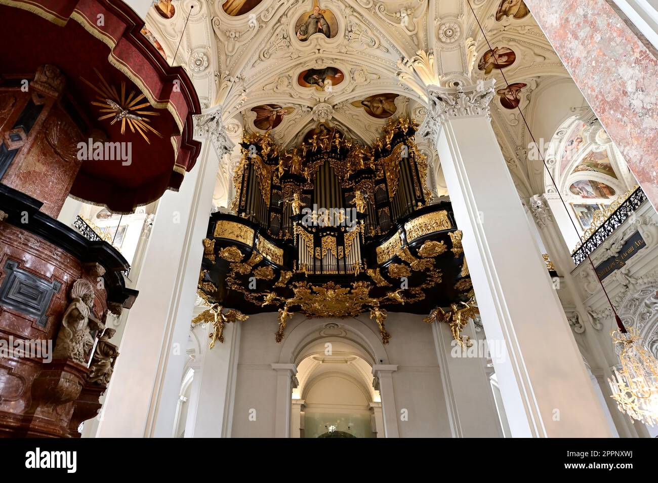 Mariazell, Styrie, Autriche. Vue intérieure sur la basilique Mariazell. Galerie Ouest avec orgue Banque D'Images