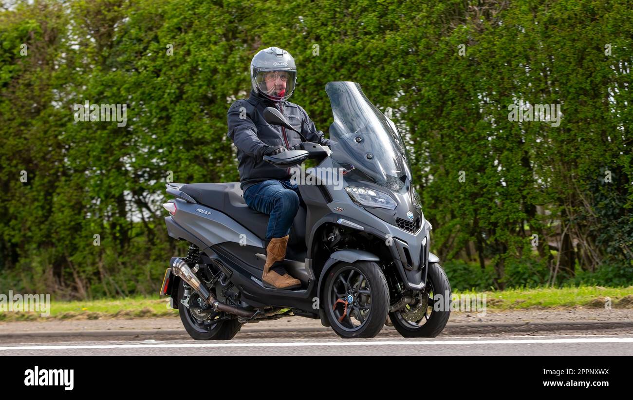 Bicester, Oxon, Royaume-Uni - 23 avril 2023. Homme à cheval sur un 2022 PIAGGIO MP3 530 EXCLUSIF, un triporteur inclinable par le fabricant italien Piaggio Banque D'Images