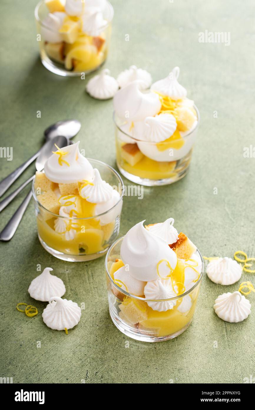 Meringue au citron et gâteau à la livre dans un verre, idée de dessert individuelle Banque D'Images