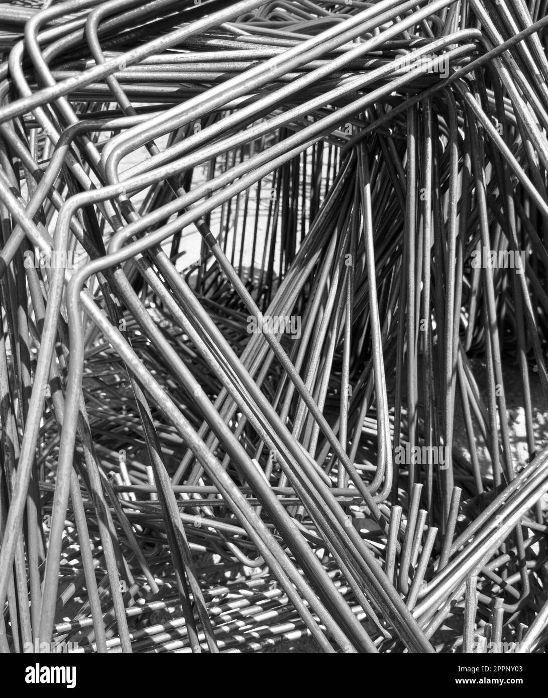 Barre d'acier ou barre de renfort en acier. Armature de construction. Renforts de barres d'acier dans la rangée. Les barres d'armature en acier. Fond de texture des barres d'acier. Banque D'Images