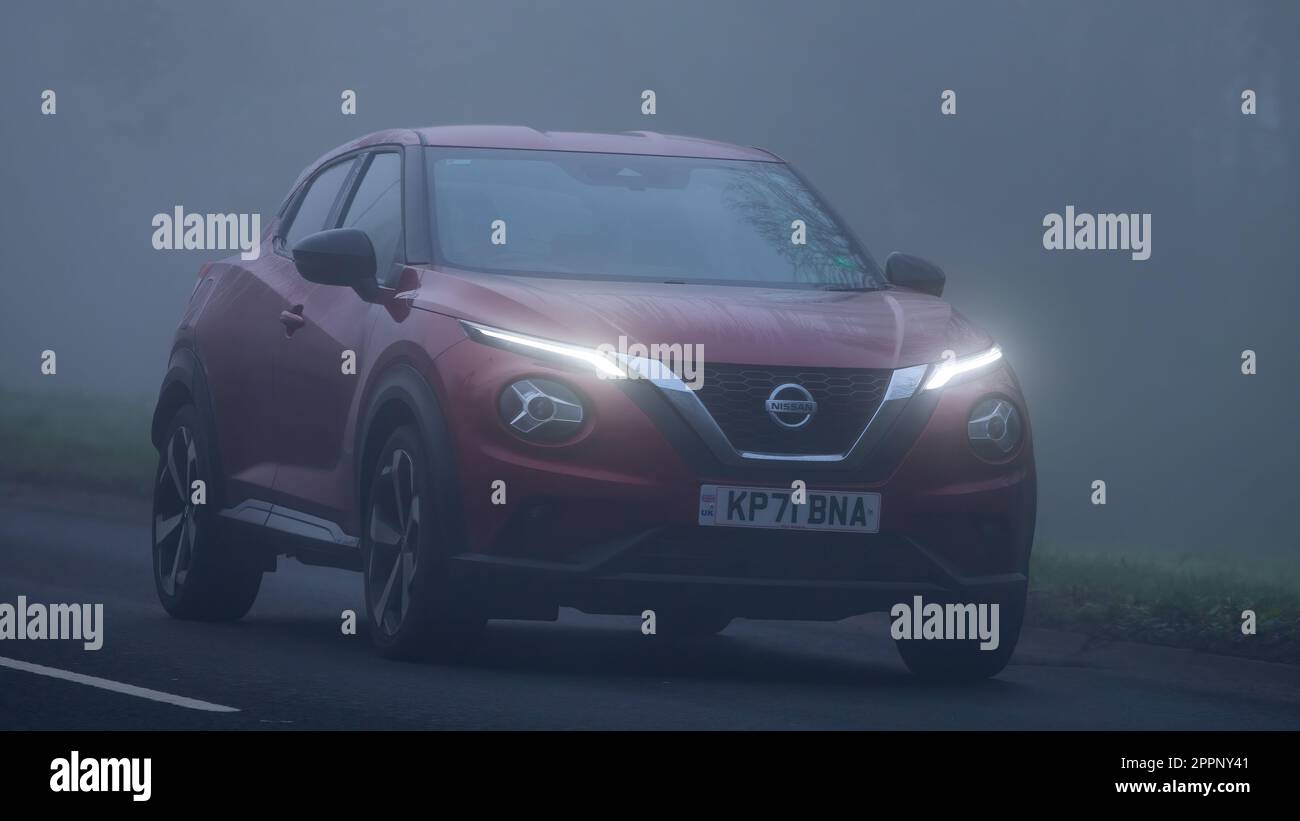 Milton Keynes, Bucks, Royaume-Uni, 8 avril 2023. 2021 rouge NISSAN JUKE conduite dans le brouillard sur une route de campagne anglaise Banque D'Images