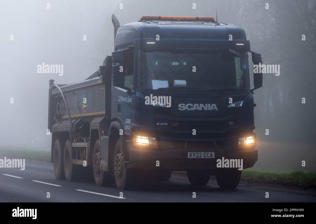 Milton Keynes,Bucks,UK, 8 avril 2023.SCANIA P410 camion .conduite dans le brouillard sur une route de campagne anglaise Banque D'Images