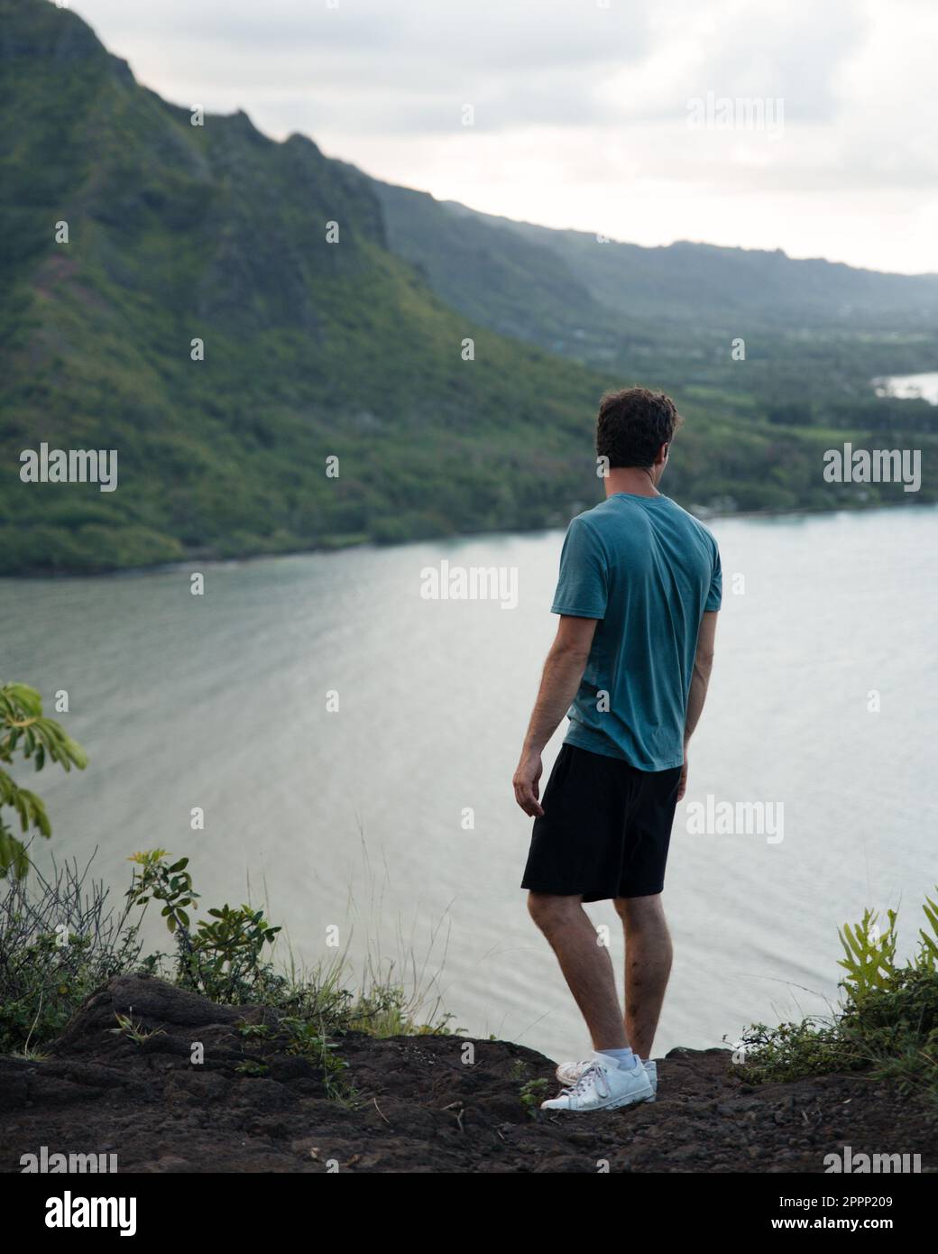 Homme regardant la randonnée Crouching Lion à Oahu, Hawaï. Photo de haute qualité. Belle vue sur la côte est d'Oahu. Banque D'Images