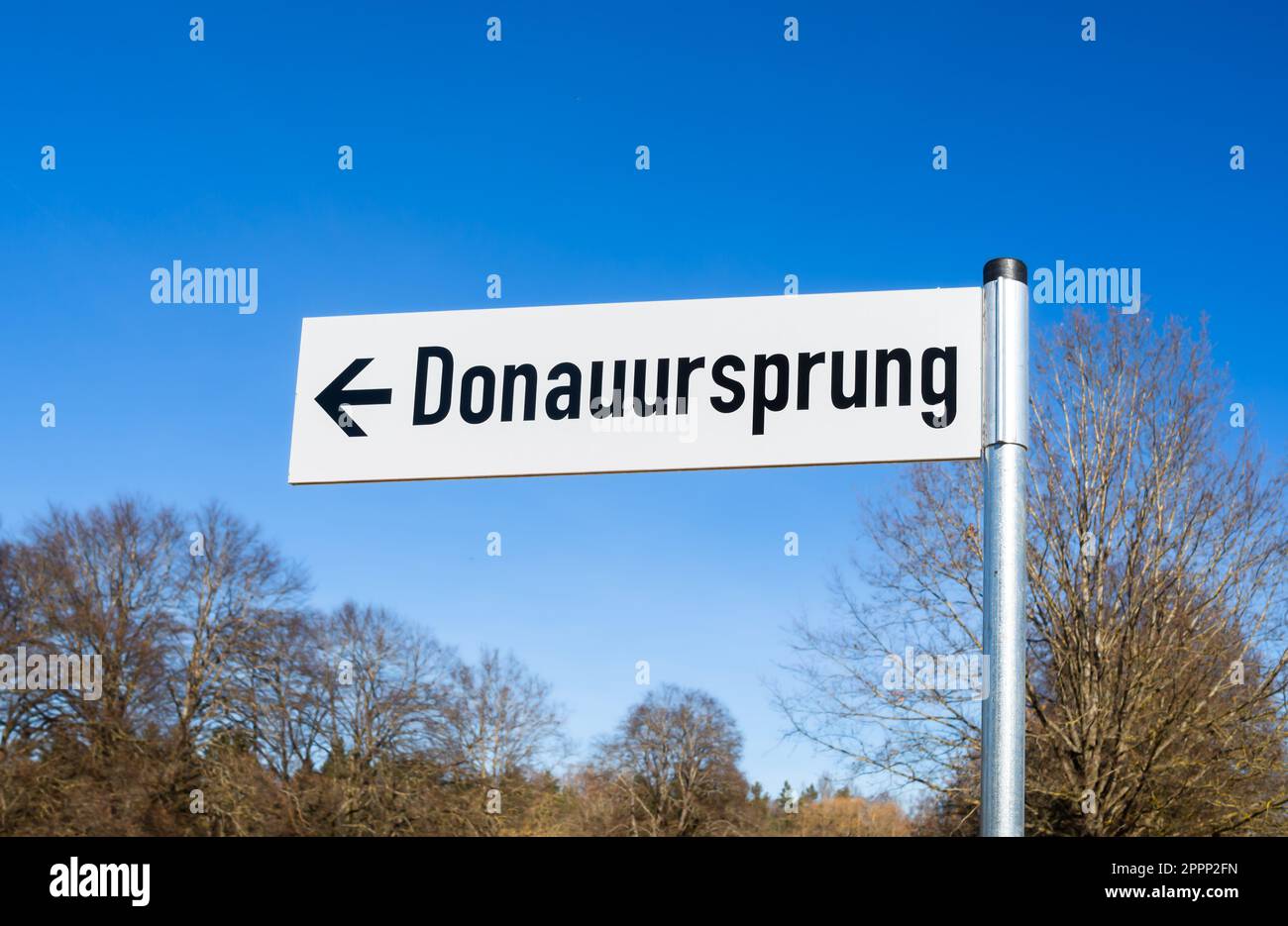Panneau allemand indiquant le chemin vers le début du Danube. Traduction française: Origine Danube. Banque D'Images