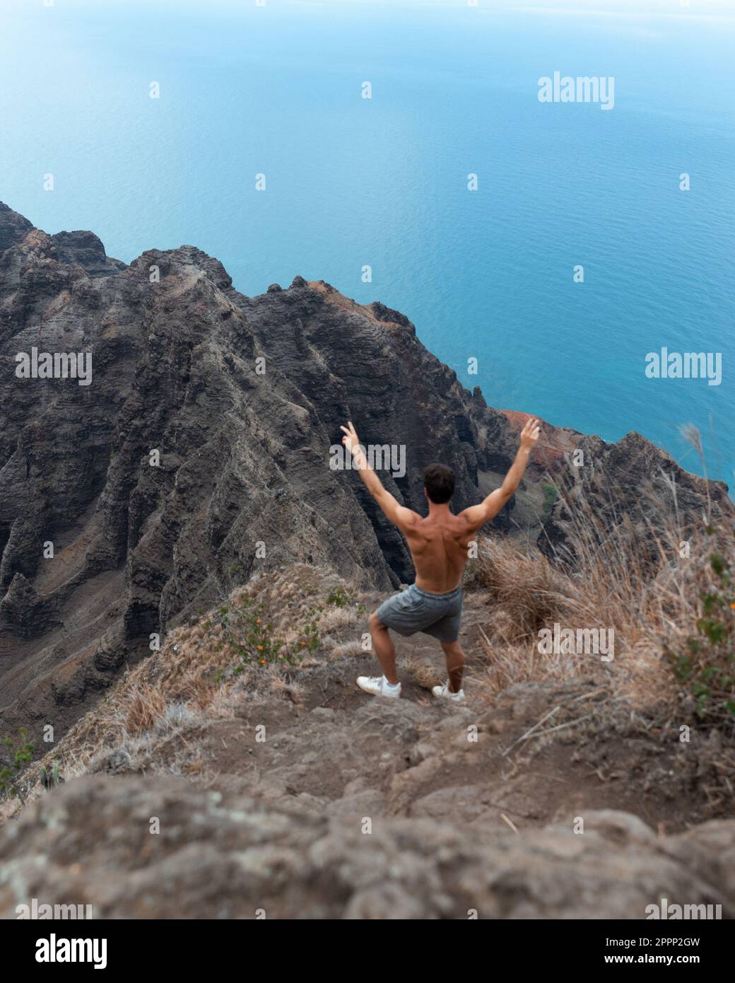 Homme randonnée dans le parc national de la côte de Na Pali à Kauai, Hawaï. Photo de haute qualité. Personnes randonnée Awa'awapuhi Trail. Banque D'Images