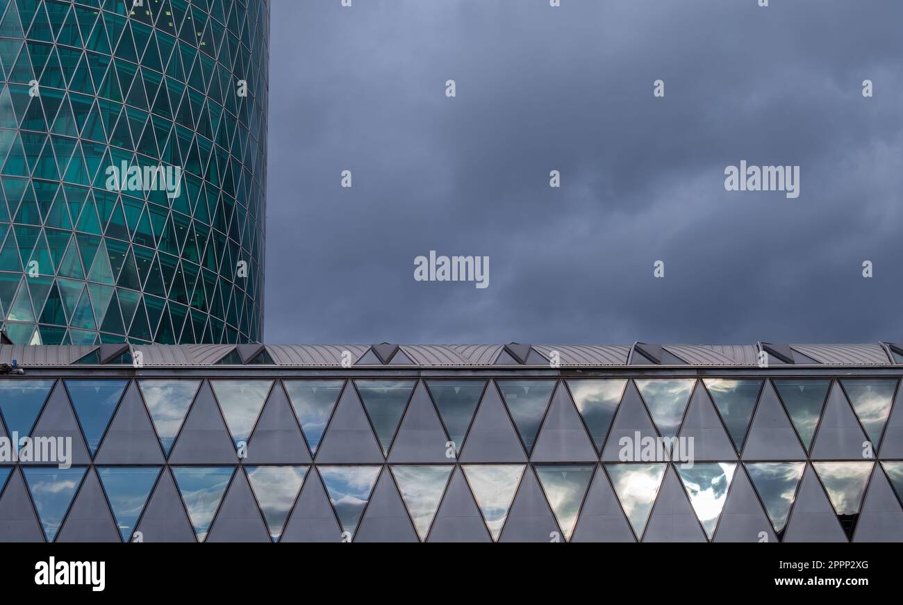 Gros plan de la façade d'un bâtiment commercial à Francfort-sur-le-main, en Allemagne, avec des reflets et un ciel sombre spectaculaire. Banque D'Images