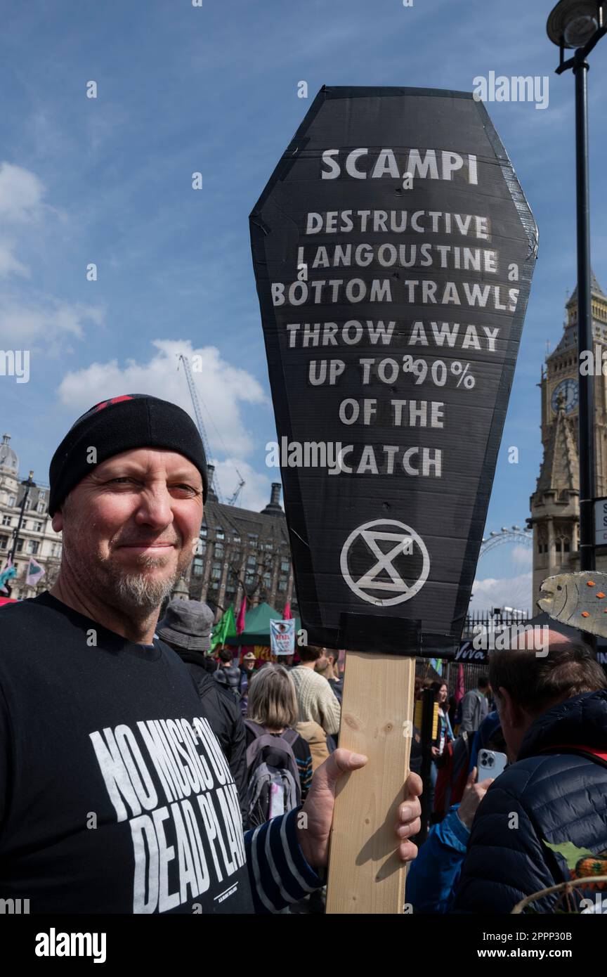 À 22 avril, le jour de la Terre, des militants de toute la Grande-Bretagne et de différents groupes se sont réunis sur la place du Parlement pour exiger que le gouvernement en fait davantage Banque D'Images