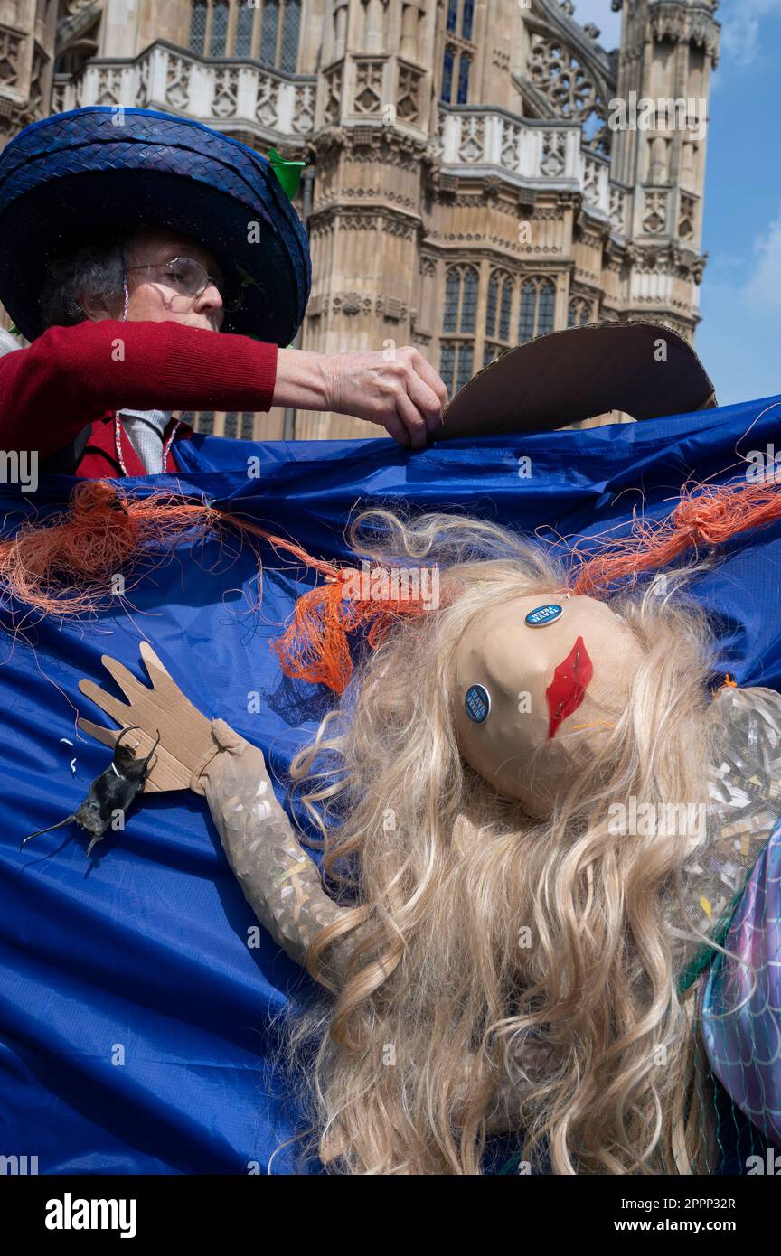 À 22 avril, le jour de la Terre, des militants de toute la Grande-Bretagne se sont réunis sur la place du Parlement pour exiger que le gouvernement agisse davantage face au changement climatique. A g Banque D'Images