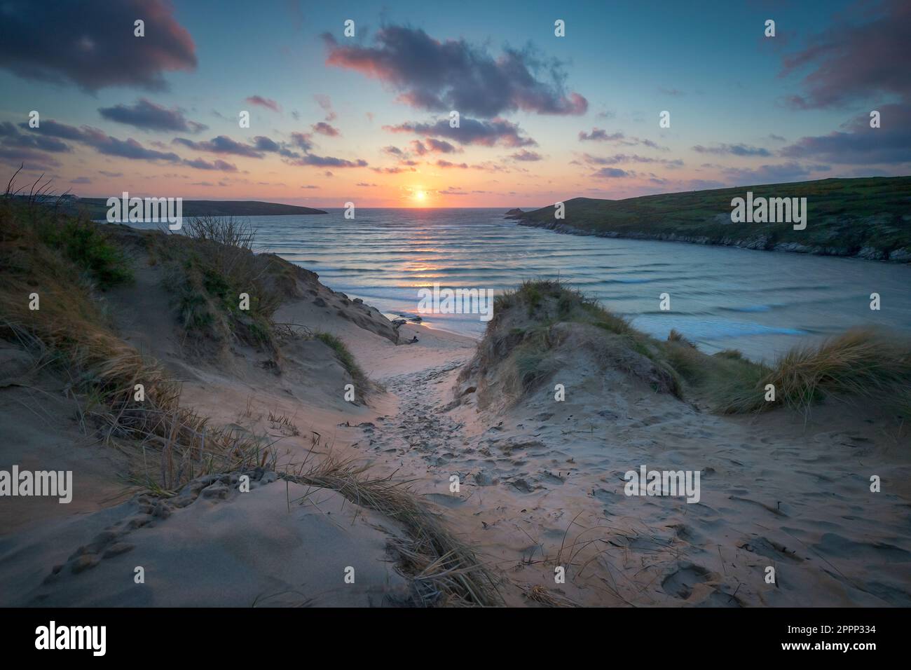 Un coucher de soleil vue depuis la plage de Crantock, Cornwall. Banque D'Images