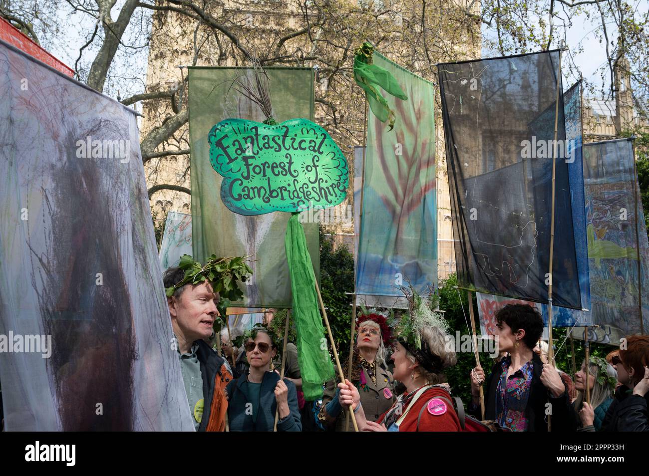 À 22 avril, le jour de la Terre, des militants de toute la Grande-Bretagne se sont réunis sur la place du Parlement pour exiger que le gouvernement agisse davantage face au changement climatique. C Banque D'Images