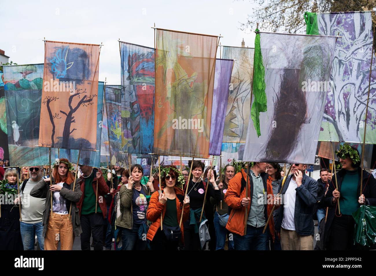 À 22 avril, le jour de la Terre, des militants de toute la Grande-Bretagne se sont réunis sur la place du Parlement pour exiger que le gouvernement agisse davantage face au changement climatique. C Banque D'Images