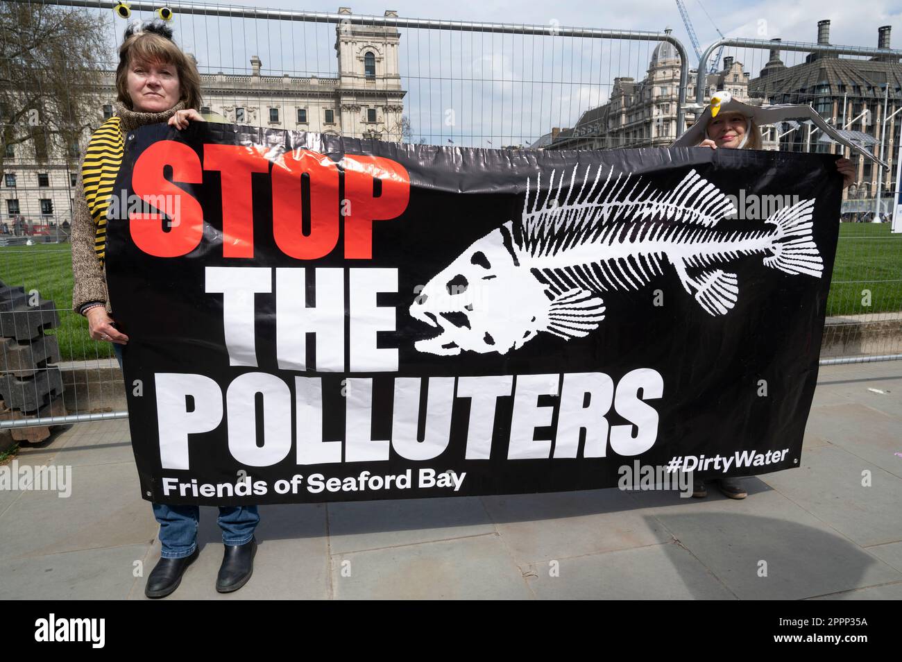 À 22 avril, le jour de la Terre, des militants de toute la Grande-Bretagne se sont réunis sur la place du Parlement pour exiger que le gouvernement agisse davantage face au changement climatique. Banque D'Images