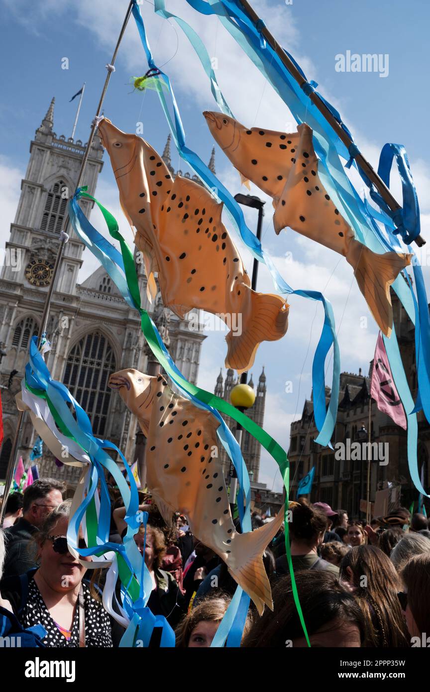 Le jour de la Terre, les militants du climat de toute la Grande-Bretagne se sont réunis sur la place du Parlement pour exiger que le gouvernement agisse davantage face au changement climatique Banque D'Images