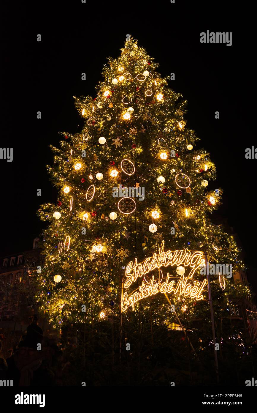 Décoration d'arbre de Noël et du nouvel an lors d'une foire traditionnelle de l'Avent à Strasbourg, France. Traduction anglaise du signe français : Strasbourg, la tête Banque D'Images