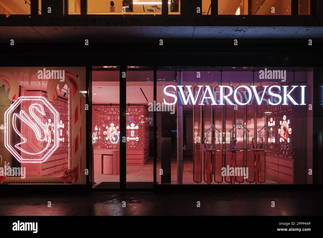 Swarovski jewelry store Banque de photographies et d'images à haute  résolution - Alamy