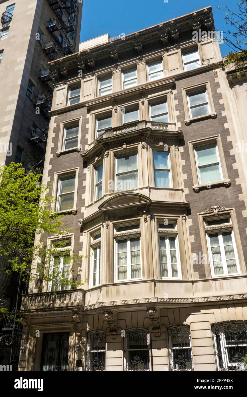 Belle ligne de grès brun E. 80th Street à New York City, USA 2023 Banque D'Images