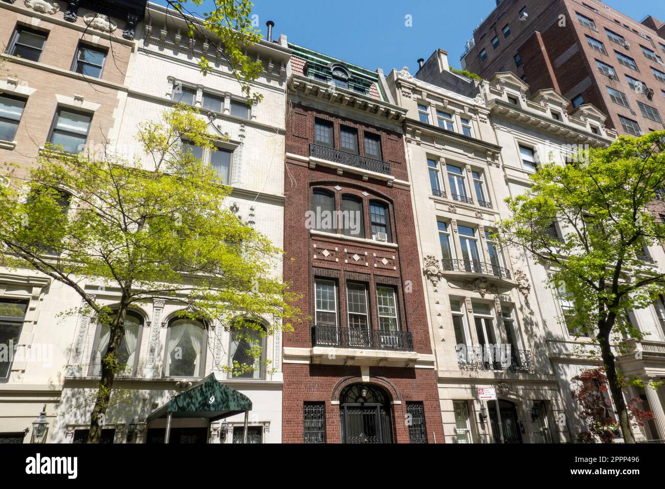 Belle ligne de grès brun E. 80th Street à New York City, USA 2023 Banque D'Images